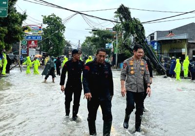Polri Salurkan Bantuan Logistik ke Lokasi Pengungsian Banjir dan Longsor  Bali