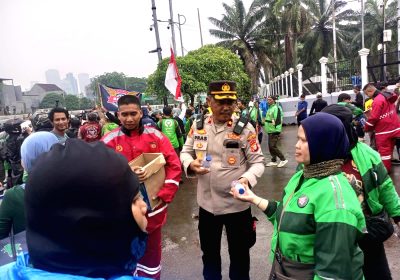 Polisi Humanis Kawal Unjuk Rasa Ojol  di Gedung DPR/MPR