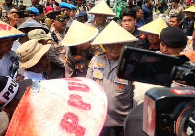 Peringati HTN Polisi Tumpengan Bersama Massa Aksi Buruh Tani  di Kawasan Merdeka Selatan