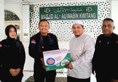 Jaga Jakarta, Brimob PMJ Sambangi Kediaman Habib Ali Kwitang Salurkan Bansos