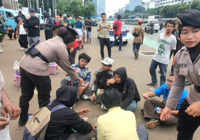 Pendekatan Humanis Polisi Bagi-bagi Roti dan Air ke Massa Demo DPR