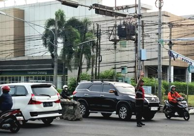 Demi Kelancaran Masyarakat Personel Kepolisian Siaga di Jembatan Ciliwung Depok