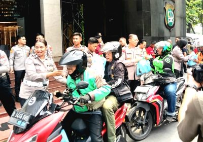 “Jumat Berkah” Polda Metro  Gelar Baksos untuk Ojol dan Warga Sekitar