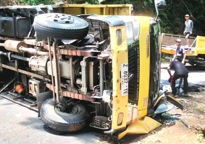 Truk Bermuatan Besi Plat Terguling di Tanjakan Salawe