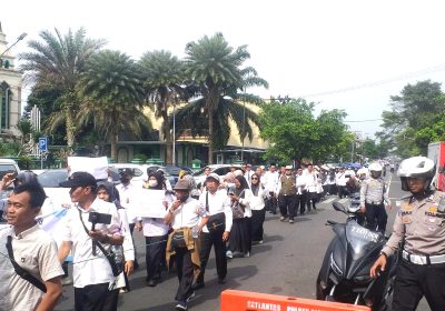 Ribuan Guru Honorer Minta Kejelasan  Nasibnya Datangi DPRD Ciamis