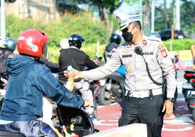 Kapolrestro Bekasi Turun Langsung Atur Lalin dan Bagikan Susu untuk Pelajar