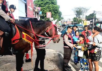 Pasukan Berkuda Polri Gelar Patroli Jumat Berkah di Depok