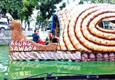 Jelajah Keindahan Situ Rawabadung Naik Perahu Keong