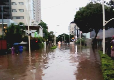 Hujan Deras Mengguyur Jalan Kemang Banjir, Pemda Dituding Tak Respek Atasi Banjir Setiap Tahun