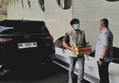 KPK Geledah Mobil Dinas Pelaksana Gubri SF Hariyanto dan Sekda Syahrial
