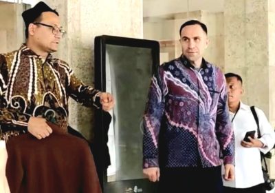 Pelatih Timur Kapadze Terlihat Sholat di Masjid Istiqlal Sangat Kagumi Interior Masjid