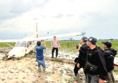 Pesawat GA8 yang Jatuh di Karawang Kini Dijaga Babinsa dan Polisi