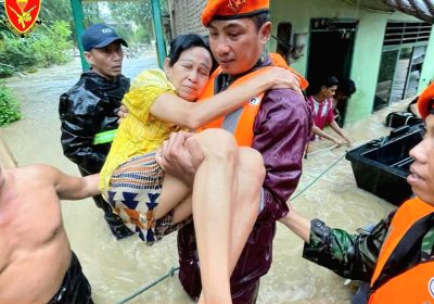 Batalyon Komando 469 Korpasgat Aksi Cepat Selamatkan Masyarakat Terdampak Banjir di Kota Medan