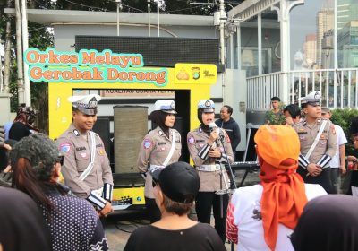 Pentas Orkes Melayu Gerobak CFD  Bundaran HI, Polwan Menyapa Warga