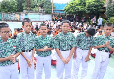 Terima Hadiah Peralatan Sekolah, Siswa SD di Cipayung Ucapkan Terimakasih Pak Kapolda Metro