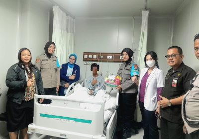 “Polwan Jaga Jakarta”  Hadir dan TemaniKorban Ledakan SMAN 72 di RS Pertamina Cempaka Putih