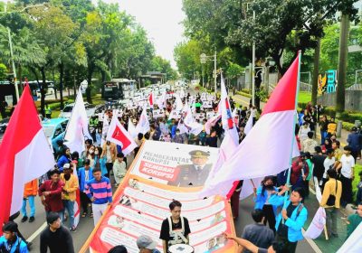 Unjuk Rasa Kosmak Desak Presiden Perintahkan KPK Adili Febrie Adriansyah, Baliho Besar Diarak