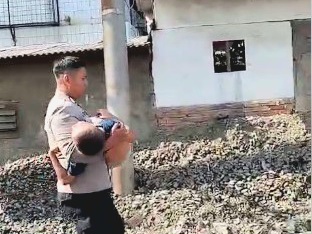 Bocah Terserempet Kereta api, Anggota Polri  Gerak Cepat  Berikan Bantuan