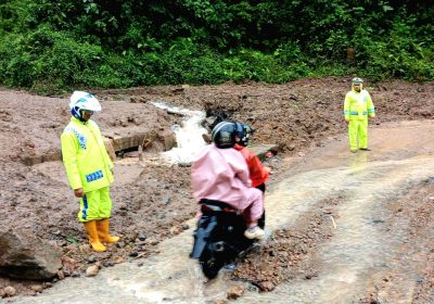 Personel Polri Dikerahkan Bantu Warga  Terdampak Longsor di Sumut, Bencana Meluas