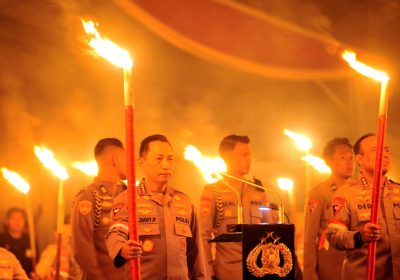 Diterangi Ribuan Obor Kapolri Pimpin Renungan Nilai-Nilai Ksatria Bhayangkara