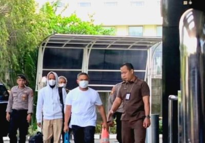 Gubernur Riau Tiba di Gedung KPK Wajah Lesu Pakai Kaos Putih