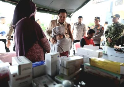 Presiden Prabowo Ketika Berada di Kabupaten Tapanuli Tengah Menyapa dan Memeluk Warga Terdampak Bencana