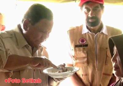 Ketika Prabowo Menyantap Makanan Dapur Umum Pengungsi di Bireuen Aceh, Tanpa Risih Makanan pun Habis