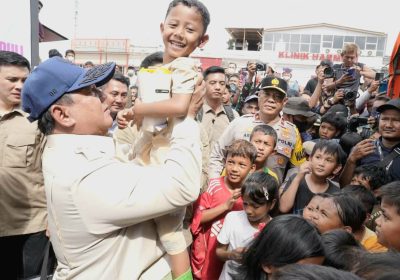 Presiden Prabowo Jenguk Korban  Banjir Aceh, Prabowo Penuh Sayang Anak-anak