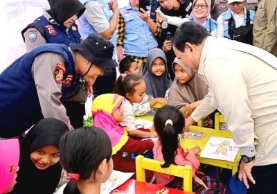 Presiden Prabowo Tinjau Posko Pengungsi di SDN 05 Kayu Pasak Palembayan, Sapa Anak-anak dan Cicipi Makanan