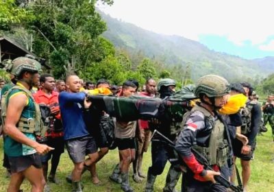 6 Aparat Militer Hanyut Disungai, Senjata dan Munisi Hilang di Intan Jaya, Aparat Militer Sita Dana Desa Rp300 Juta