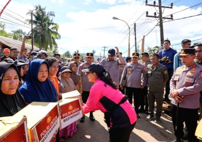 Ketum Bhayangkari Beri Bantuan dan Hibur Anak Korban Bencana di Tapanuli Tengah