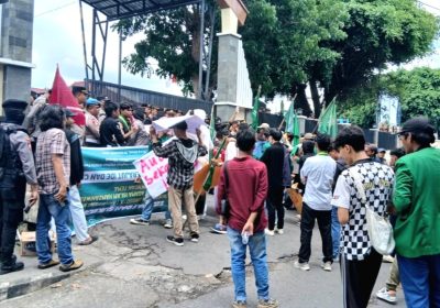 Kantor Polisi Dikepung Massa Aksi Desak Kapolres Lotim Dicopot‎