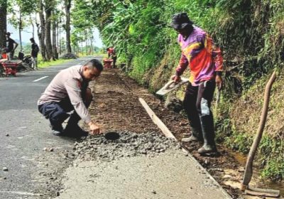 Pemdes Sukamaju Terapkan Bankeu Pembangunan Rabat Beton Bahu Jalan