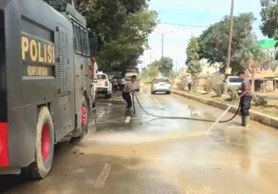 Polri Bersih-bersih Debu Jalan Protokol Aceh Tamiang Ganggu Aktivitas dan Kesehatan