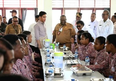 Pastikan Pendidikan Jangkau Anak Kurang Mampu, Wapres Tinjau SRMA 41 Biak