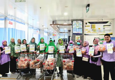 Giat Jumat Berkah RSUD dr R Soedjono Selong Berbagi Nasi untuk Penunggu Pasien dan Masyarakat