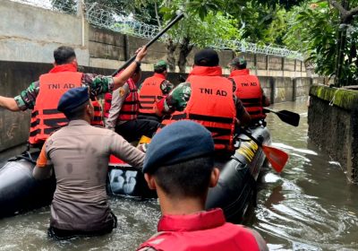 Sat Brimob Polda Metro Evakuasi Warga Terdampak Banjir di Jakarta Timur