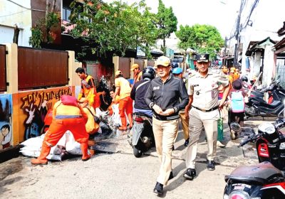 Pemkot Jaktim Keruk Pasir dan Sampah di Kelurahan Jatinegara RW08