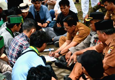 Sekda Lombok Timur Temui Masa Aksi Sambil Lesehan