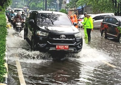 Banjir Kepung Sejumlah Wilayah Jakarta Polda Metro Kerahkan Personel Gabungan