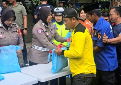 Jumat Peduli Polda Metro Bagikan 500 Paket Sembako ke PHL dan Ojol