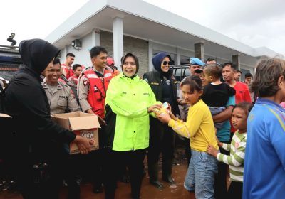Kapolda Metro Salurkan Bantuan Kemanusiaan Korban Banjir di Bekasi