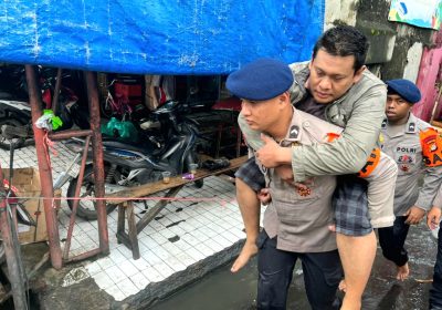 Sat Brimob PMJ  Evakuasi Warga Terdampak Banjir di Wilayah Jakbar