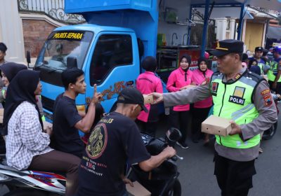 Hari Kelima Ramadan, Polres Jepara Bersama Bhayangkari Turun ke Jalan Bagikan Ratusan Takjil Gratis
