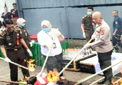 Kejari Ciamis Musnahkan Ratusan Barang Bukti Sabu, Senpi hingga Uang Palsu