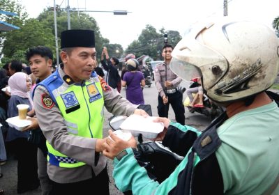 Ramadan, Polres Jepara Bersama Mahasiswa Bagikan Ratusan Takjil Sambil Edukasi Lalin