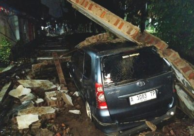 Tertimpa Tembok Rumah Dinas Walikota Cilegon Mobil Warga Rusak Parah