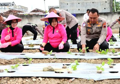 Tingkatkan Ketahanan Pangan, Polres Blora Tanam Ratusan Bibit Sayur dan Bagikan 1.000 Paket Takjil