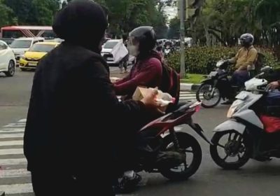 Bulan Ramadhan YPJI Bagikan Takjil di Lampu Merah  Cilandak