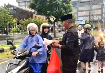 Brimob Surakarta Bagikan 1.000 Takjil untuk Warga Hadirkan Kehangatan Ramadhan di Jalanan